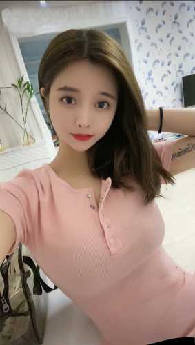 身材匀称，胸型不错，屁股大，适合后入